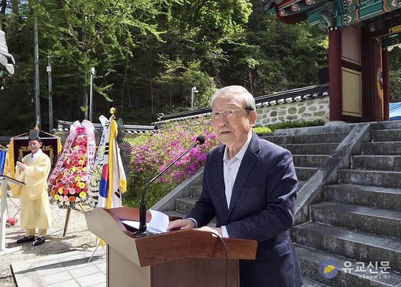 한상철 운곡학회 이사장이 내빈 소개에 이어&nbsp;추모사를 하고 있다.