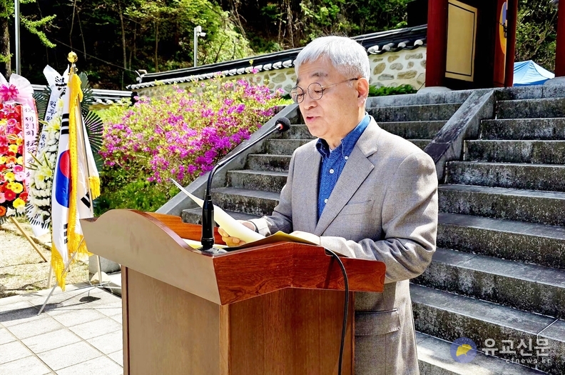 김은철 운곡학회 학술원장이 운곡연보를&nbsp;봉독하고 있다.