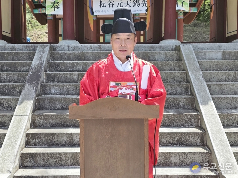 김문기 원주시 부시장이 추모사를 하고 있다.