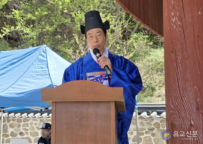 김종호 성균관 전례위원이 당상집례를&nbsp;보고 있다.