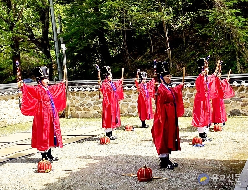 제례무를 시연하고 있다.