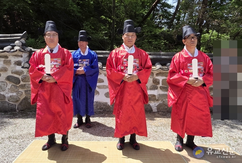 헌괸들이 입취위하고 있다.