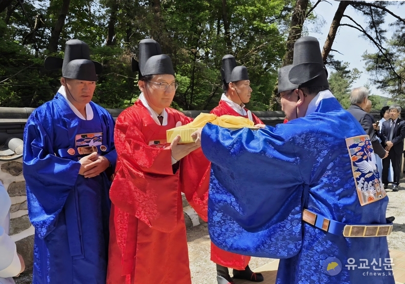 초헌관 여중협 행정부지사가 축관 김진성&nbsp;장의에게 축함을 건내주고 있다.
