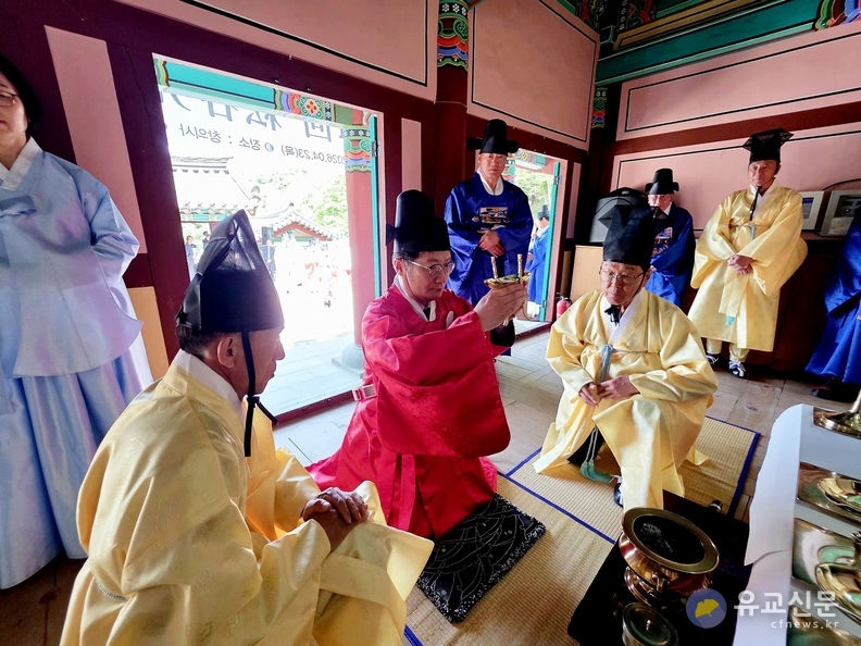 초헌관 여중협 행정부지사가 초헌례를&nbsp;하고 있다.