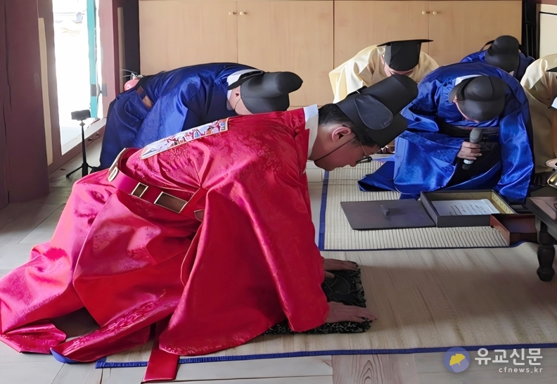 축관 김진성 장의가 축문을 독축하고 있다.