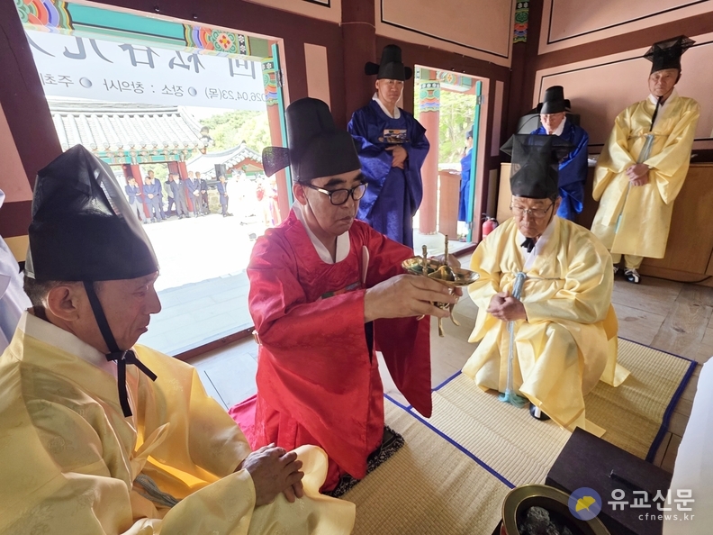 원용묵 원주향교 전교가 종헌례를 하고 있다.