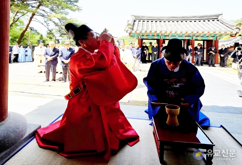 초헌관이 음복례를 하고 있다.