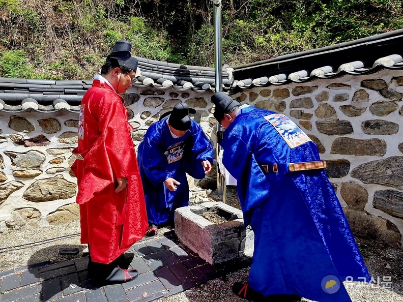 망요례를 하고 있다.